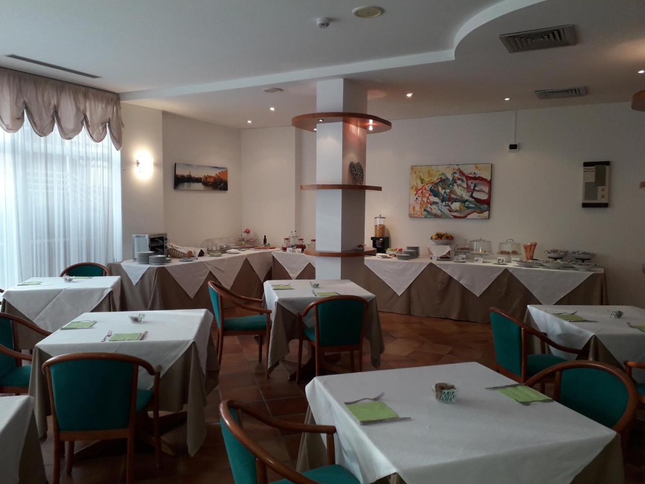罗埃罗公园酒店 Sommariva Perno 外观 照片